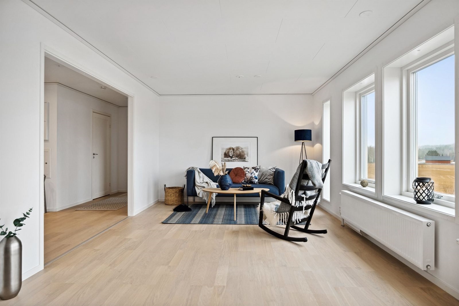 Åpen og romslig stue med muligheter til å innrede etter ønske. Galleribilde