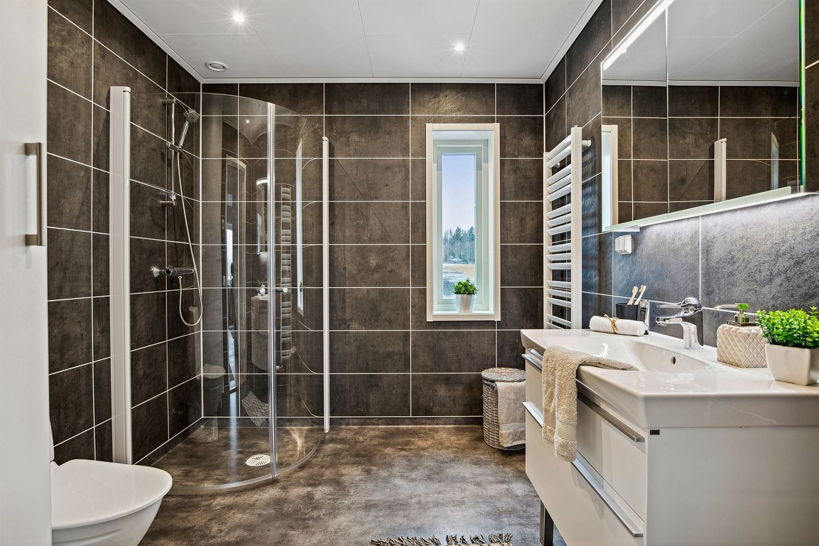 Badet er utstyrt med komfort-varmekabler i gulv og vannbåren varme i handkletørker. Galleribilde