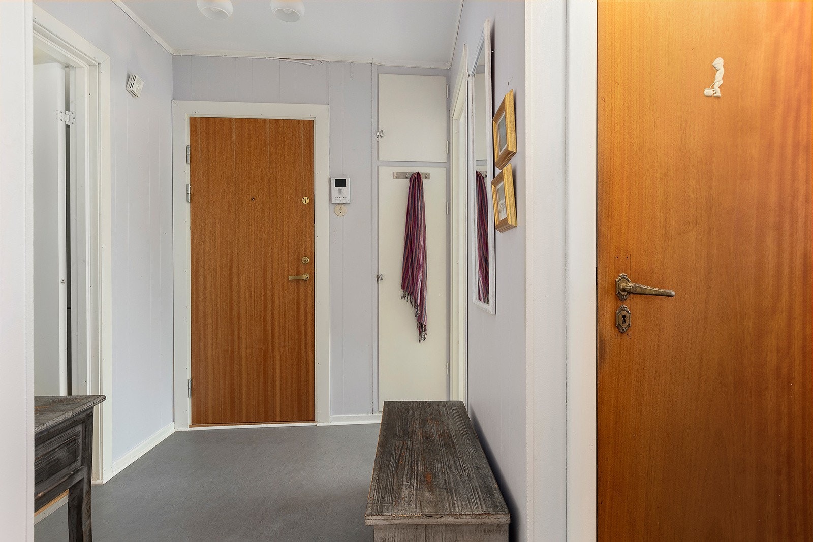 Romslig entré med god plass til yttertøy og oppbevaring. Galleribilde