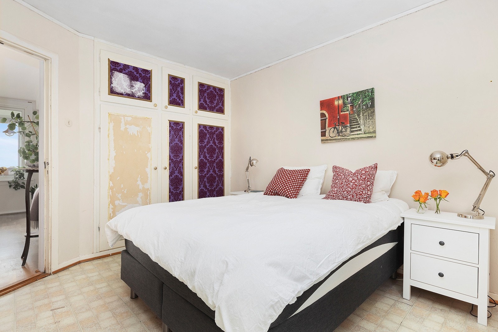 Rommet har plassbygde garderobeskap som gir god oppbevaring. Galleribilde