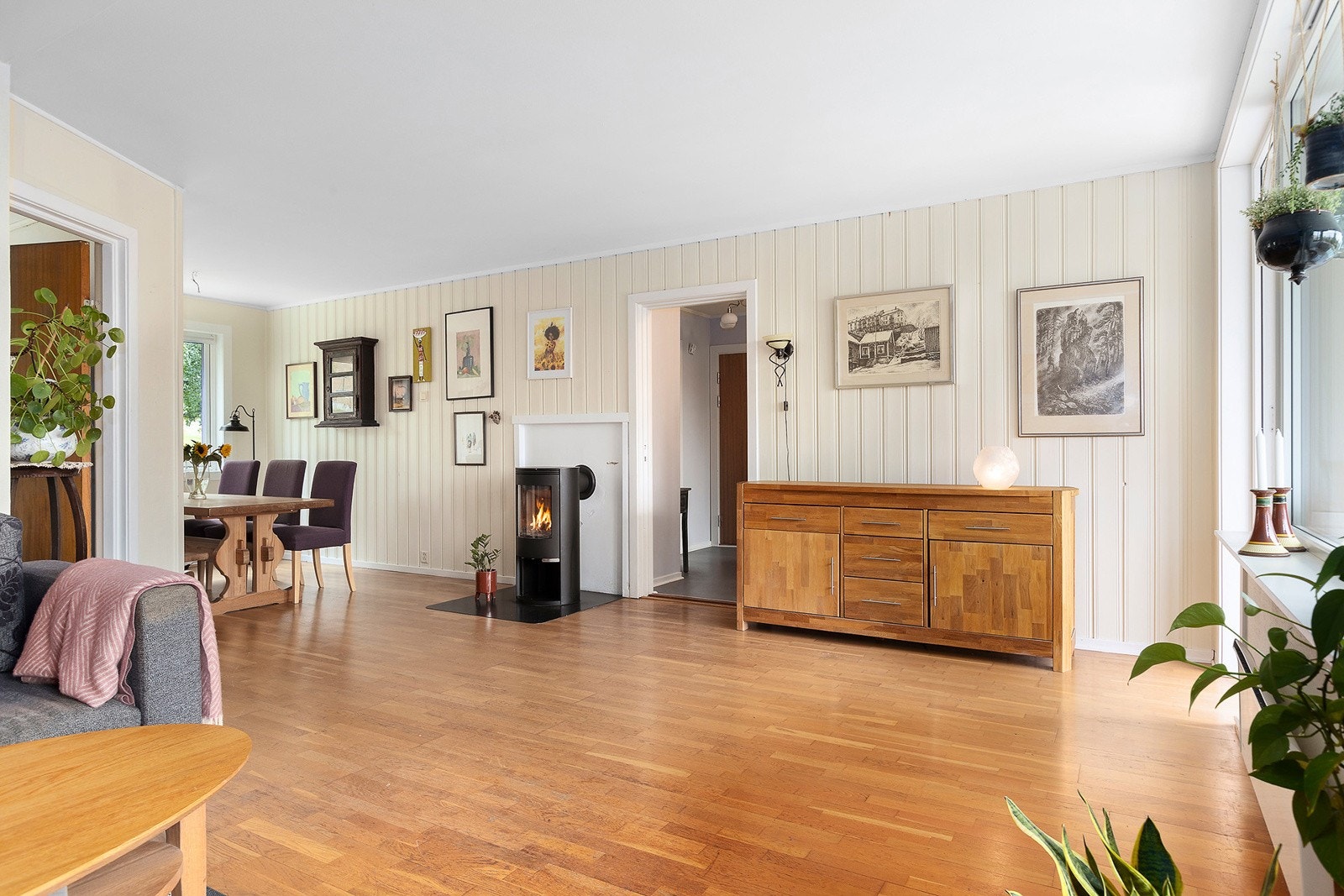 Stor stue med plass til både sofagruppe, spisebord og øvrig møblement. Galleribilde