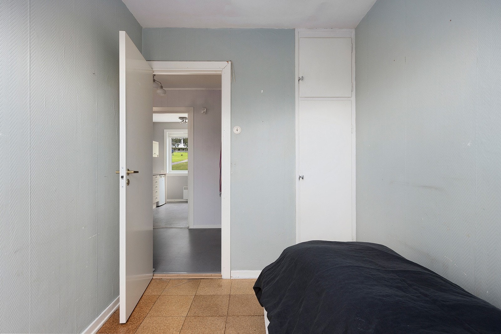 Rommet har plass til seng, garderobe og skrivepult. Galleribilde