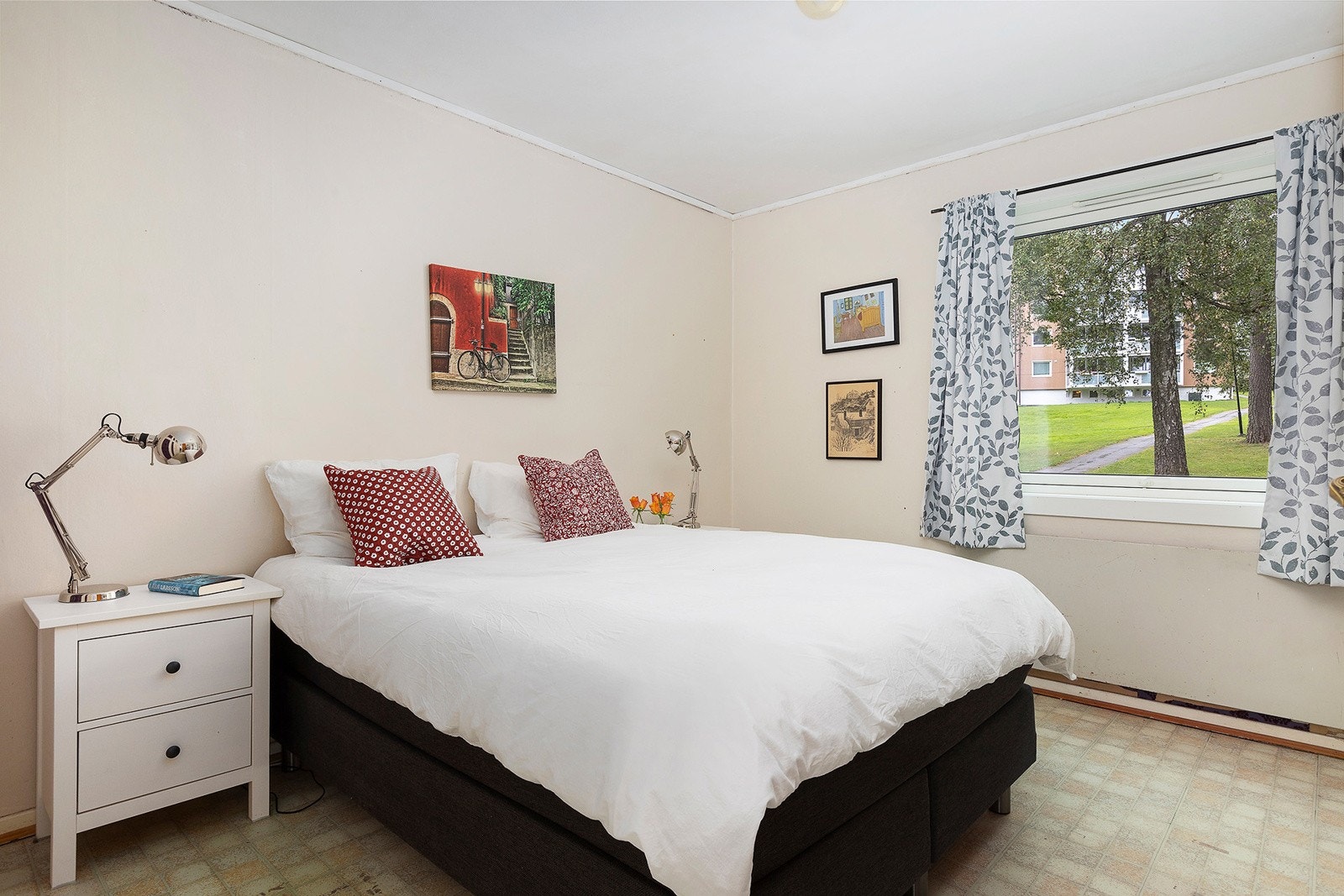 Hovedsoverom med plass til dobbeltseng og nattbord. Galleribilde