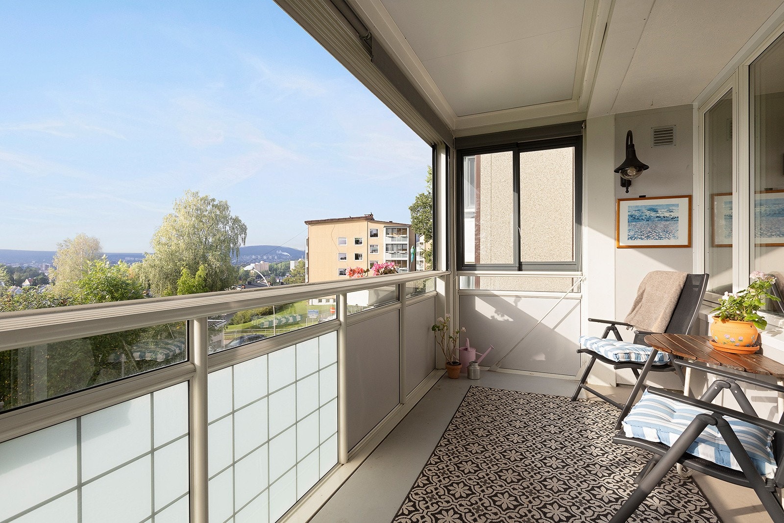 Skjermet og usjenert balkong med kveldssol. Galleribilde