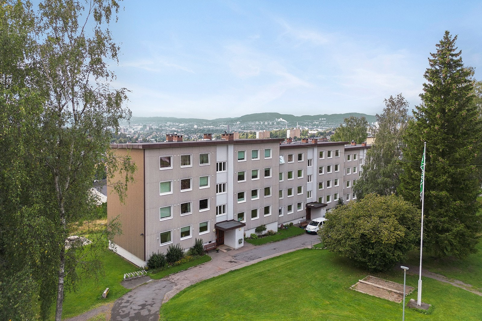 Leiligheten disponerer tre boder i kjeller med god lagringsplass til både klær og sportsutstyr. Galleribilde