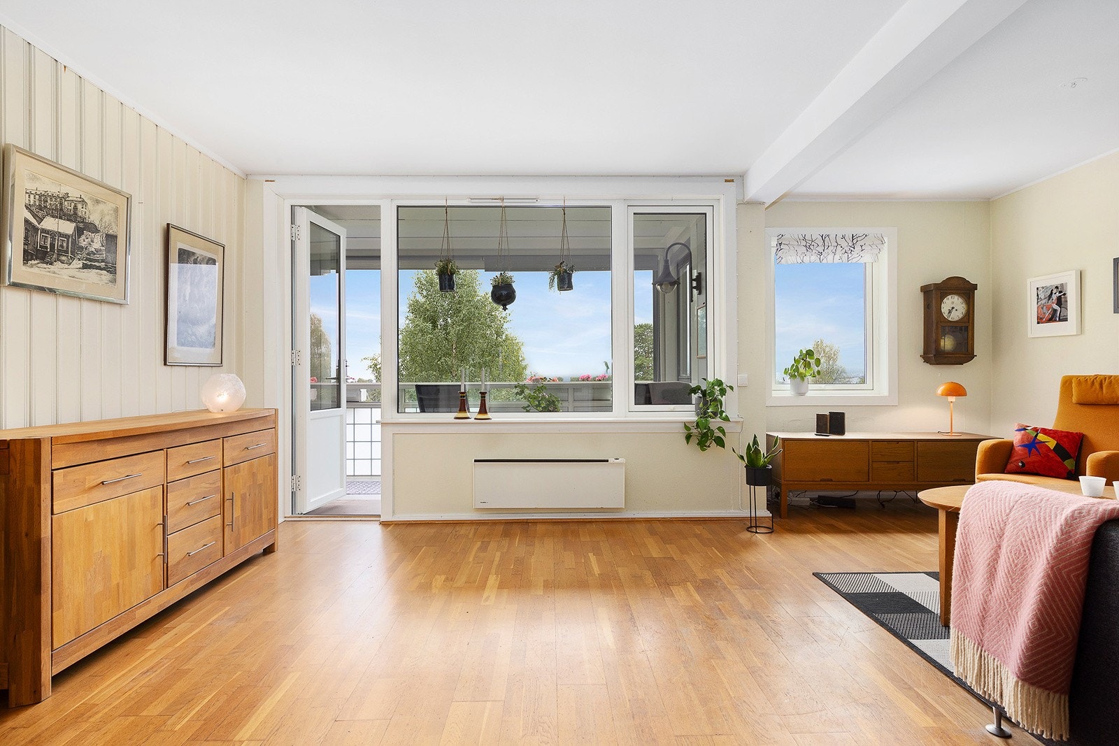 Stuen oppleves som luftig og har godt lysinnslipp fra store vinduer. Galleribilde