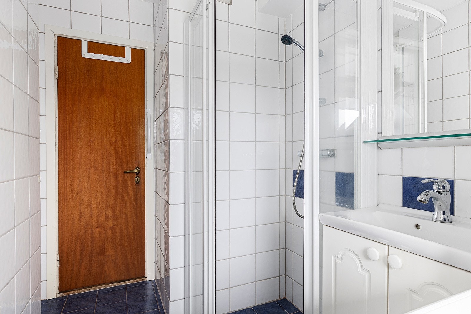 Funksjonelt baderom med servantinnredning og speil med belysning. Galleribilde