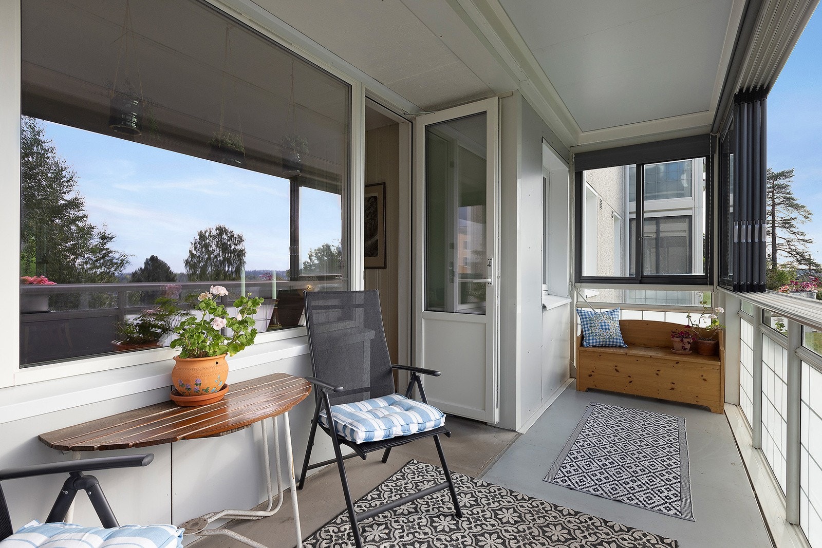 Fra stuen har du utgang til en vest/nordvestvendt balkong på ca. 10 kvm med praktisk innglassing. Galleribilde