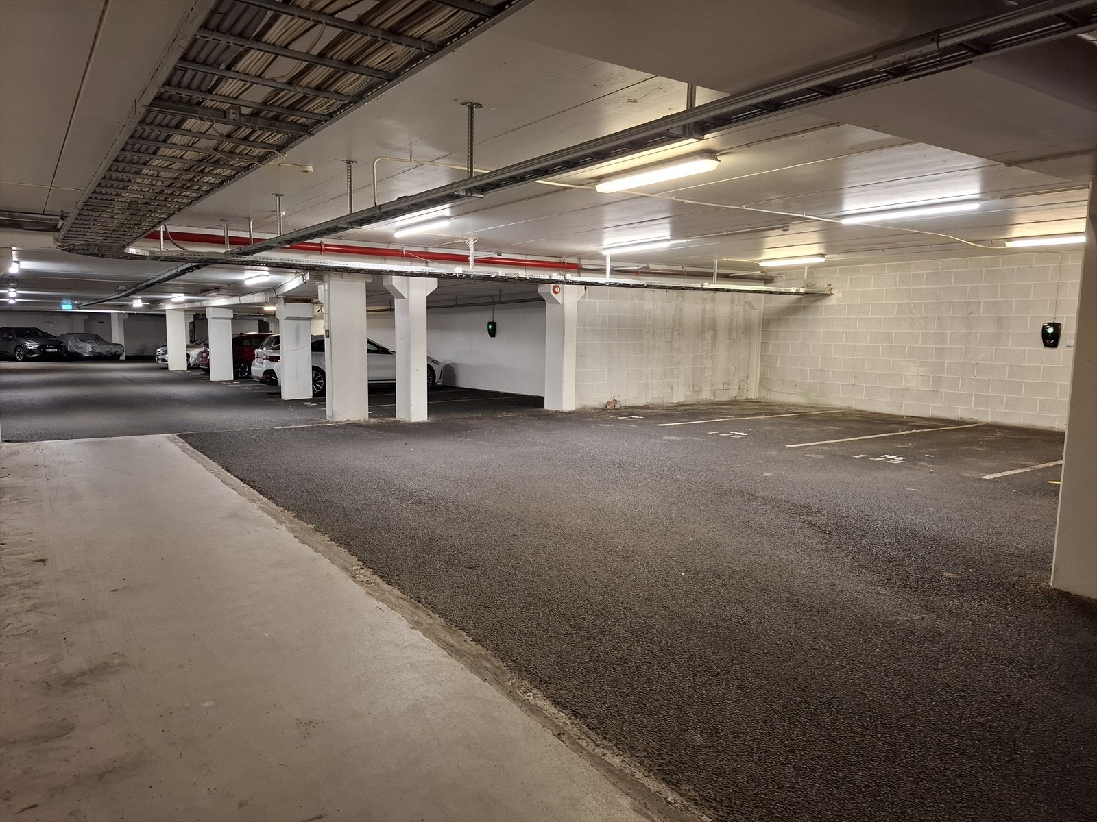 Plassen ligger til høyre, inn mot vegg Galleribilde