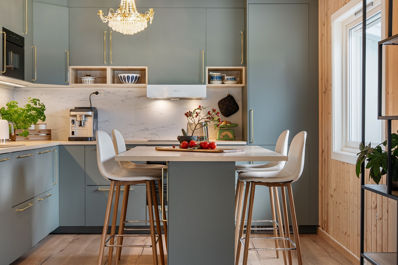 Kjøkkenet er elegant og velutstyrt i tidsriktig fargepalett. Galleribilde