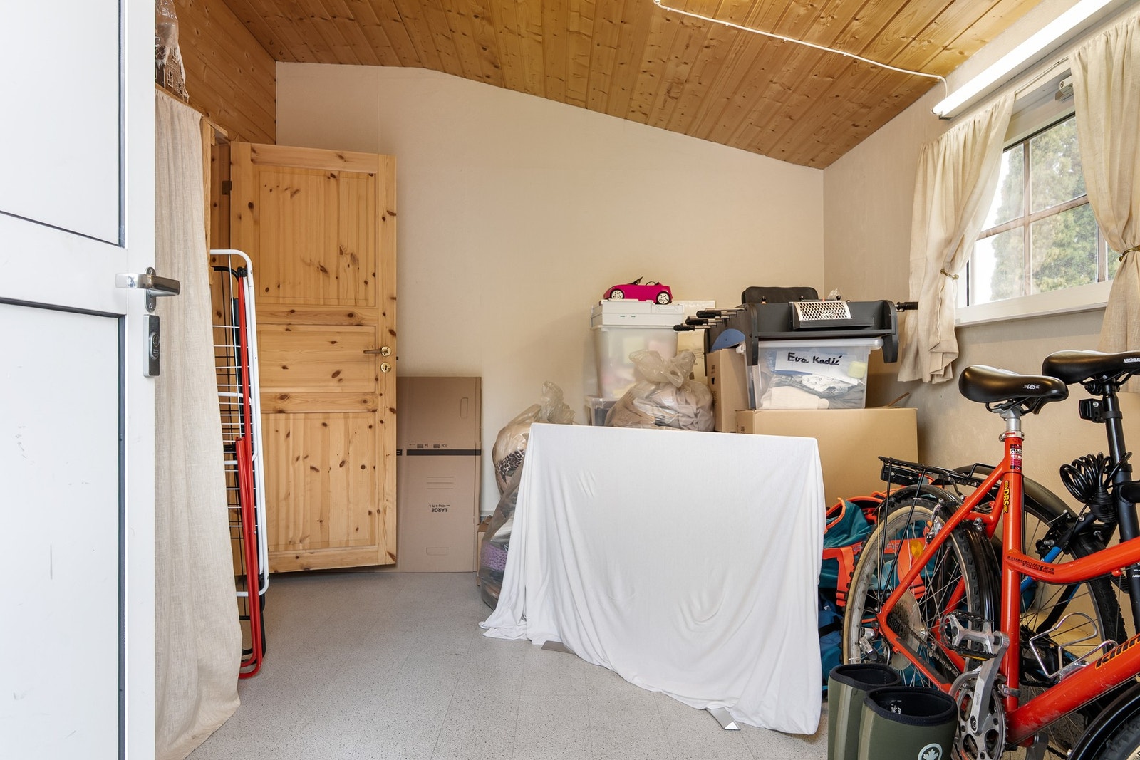 Disponibelt rom i forlengelse av garasjen. Galleribilde