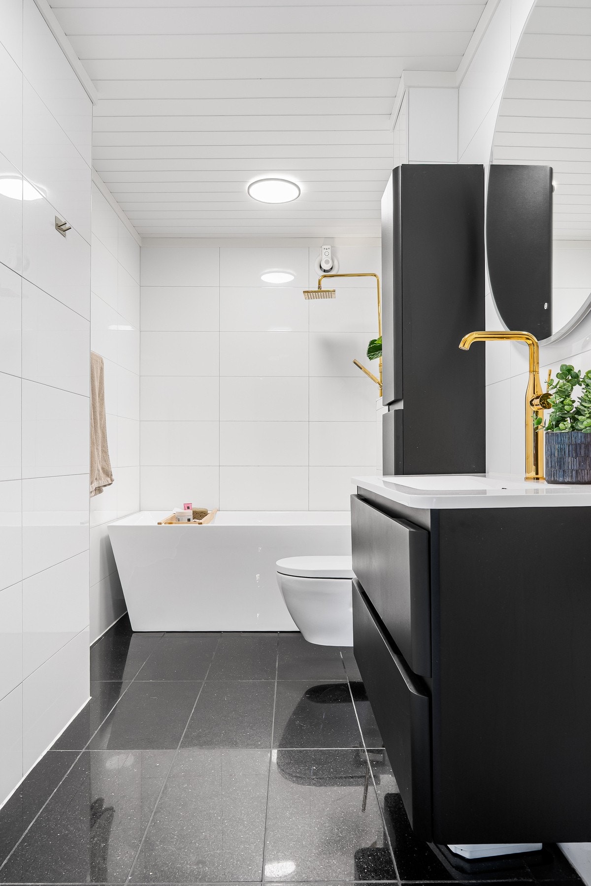 Badet i første etasje, nytt i 2021, elegant med eksklusive detaljer. Galleribilde