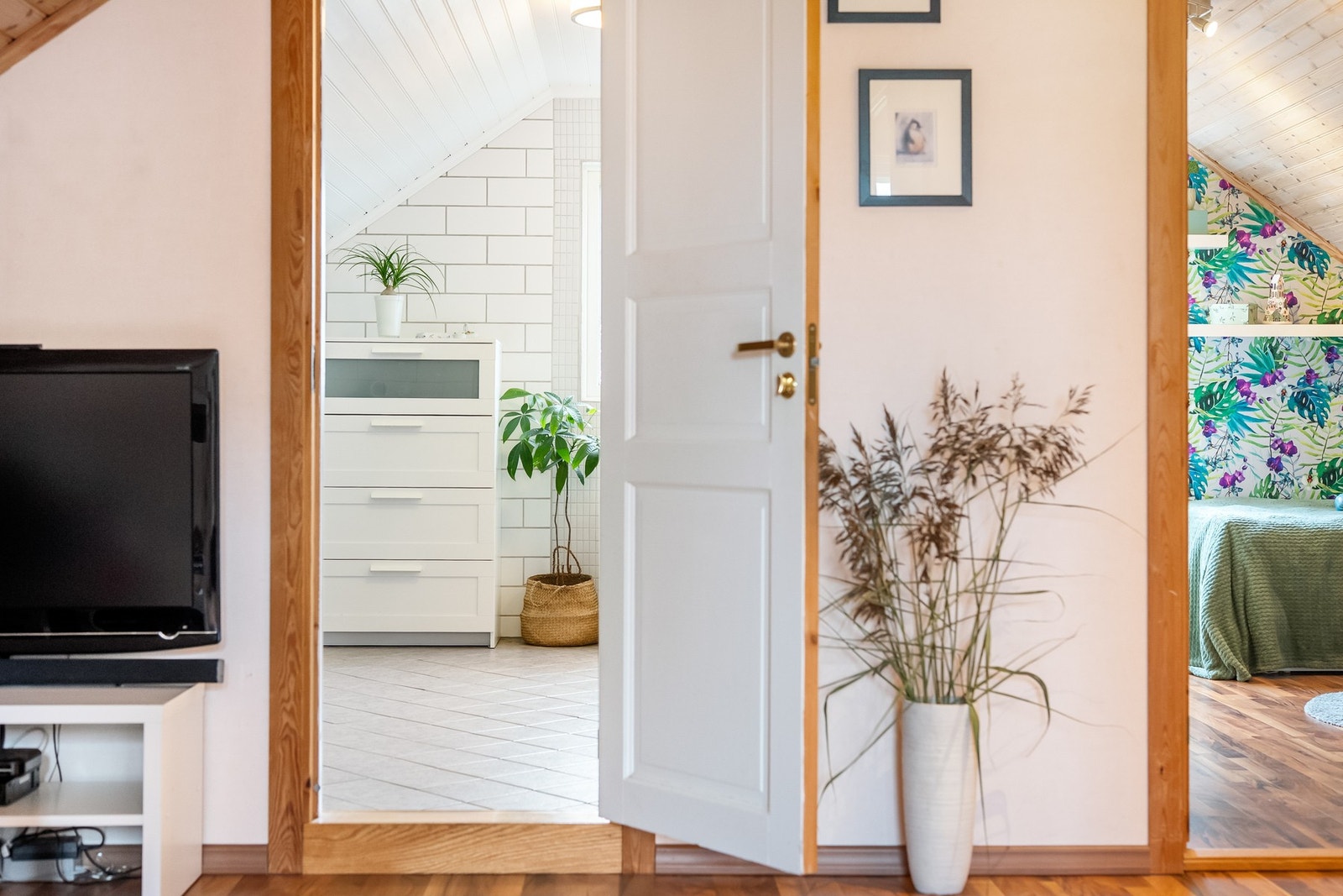 Badet i andre etasje og soverom en av to. Galleribilde