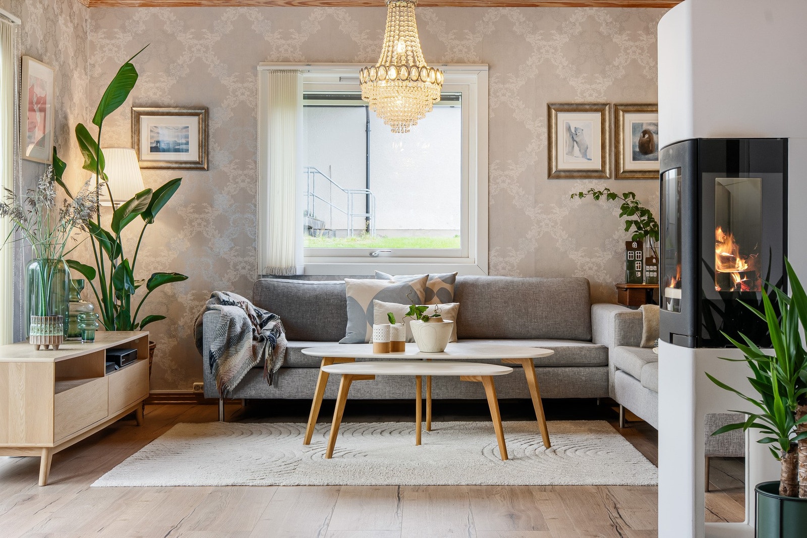 Fra stuen i første etasje, med en sentralt plassert peis. Galleribilde