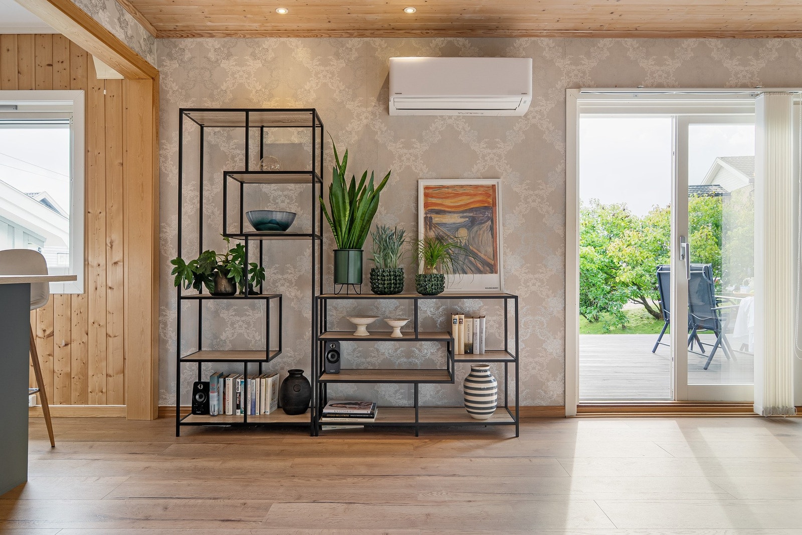 Fra stuen, ut til terrassen. Kjøkkenet inn mot venstre. Galleribilde