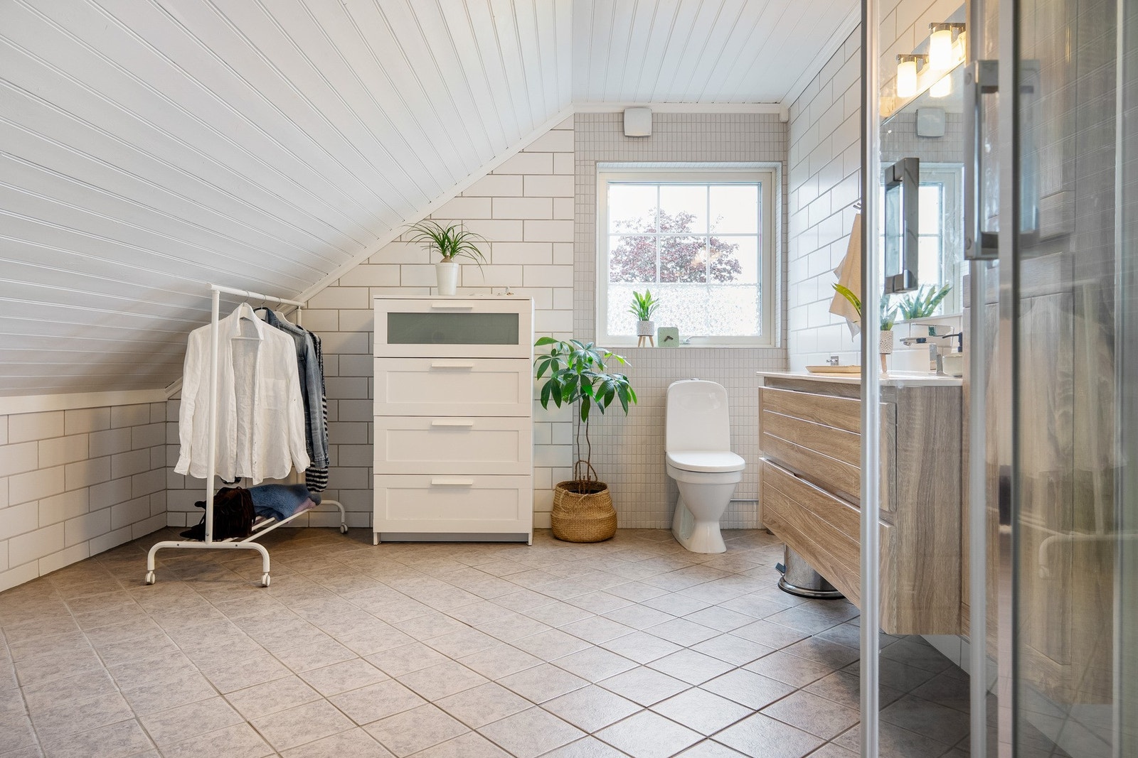 Badet i andre etasje er stort, lyst og elegant - fra 2011. Galleribilde