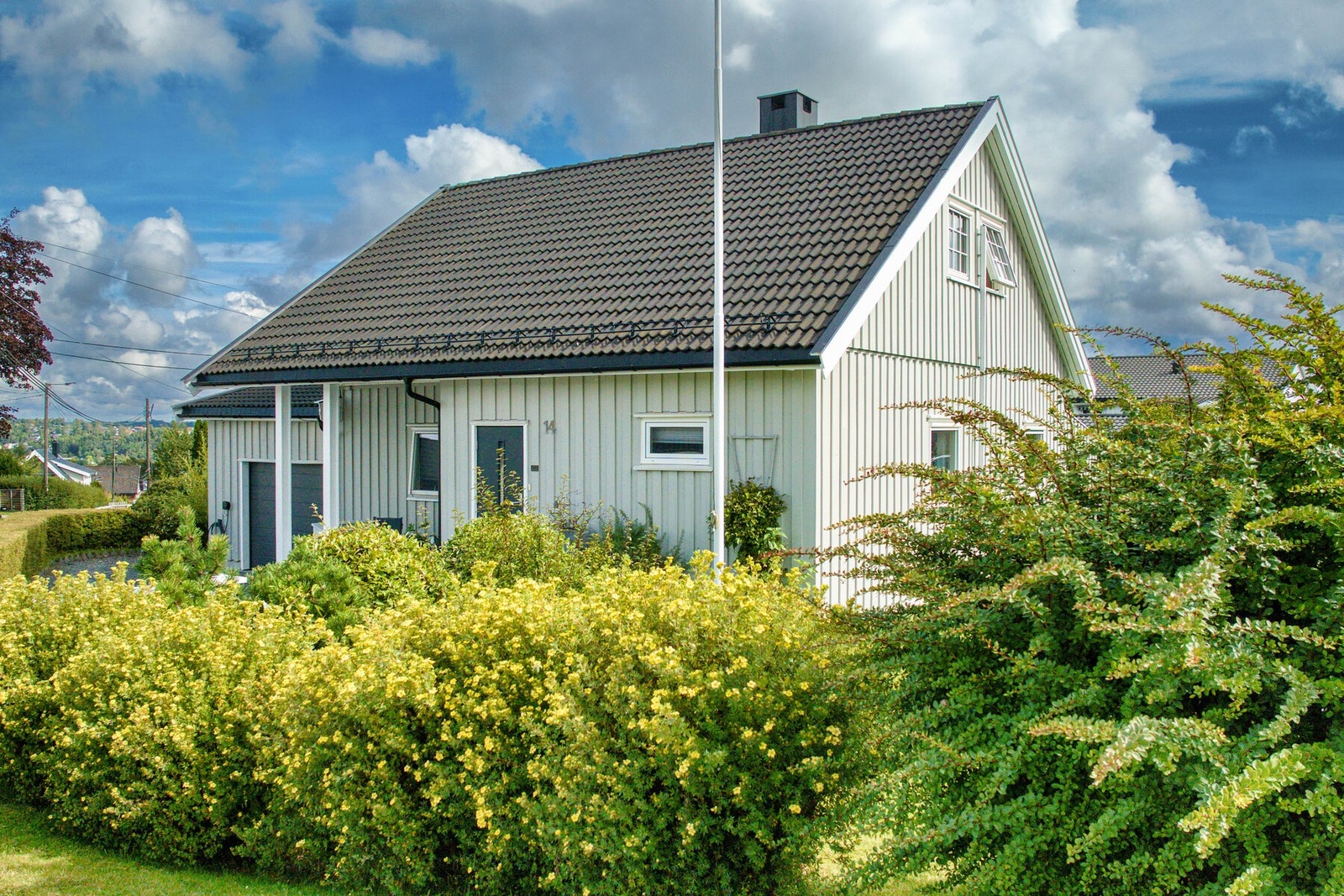 Dette er Bregneveien 14 - en nett og pen enebolig - overraskende innholdsrik, godt tilrettelagt for en barnefamilies behov. Galleribilde