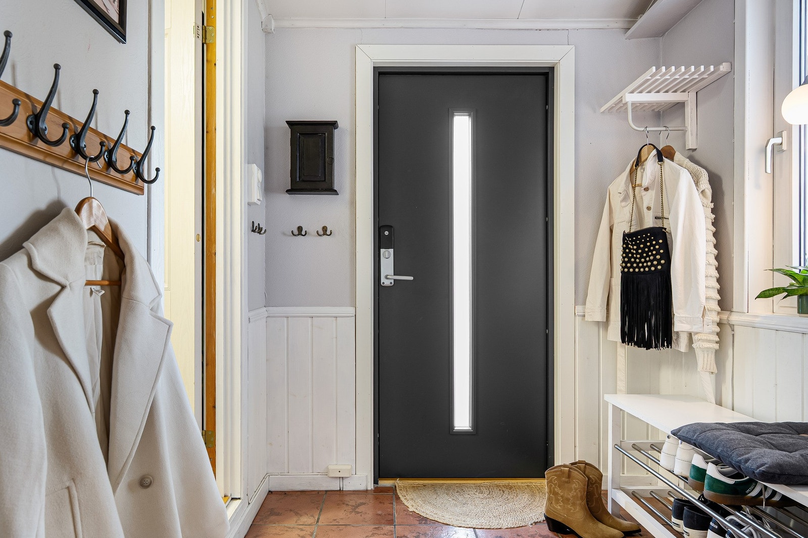 Entreen, med vaskerommet inn til venstre. Galleribilde