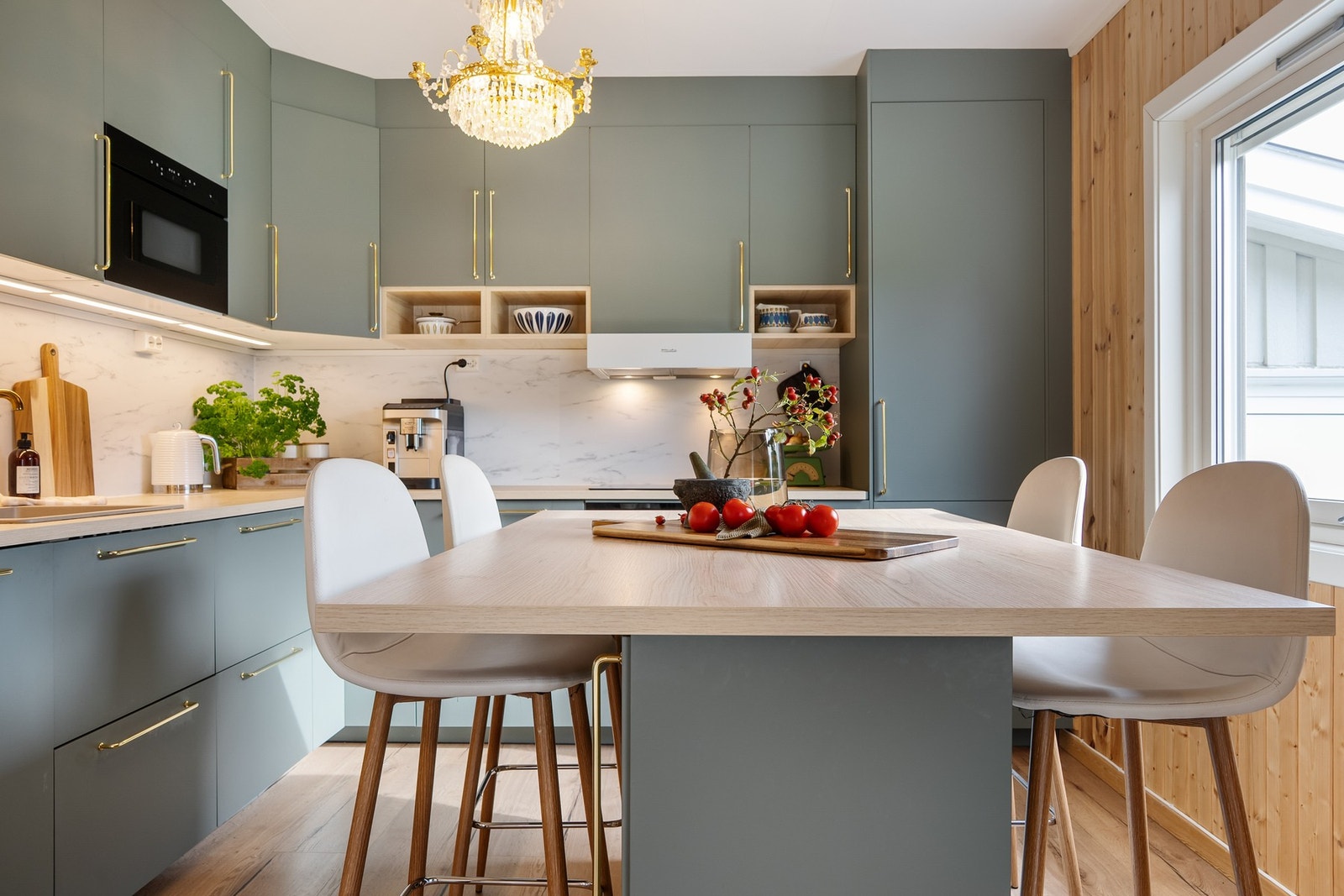 Innredningen omslutter en kjøkkenøy som kan fungere som spiseplass - og ekstra benkeplass. Galleribilde