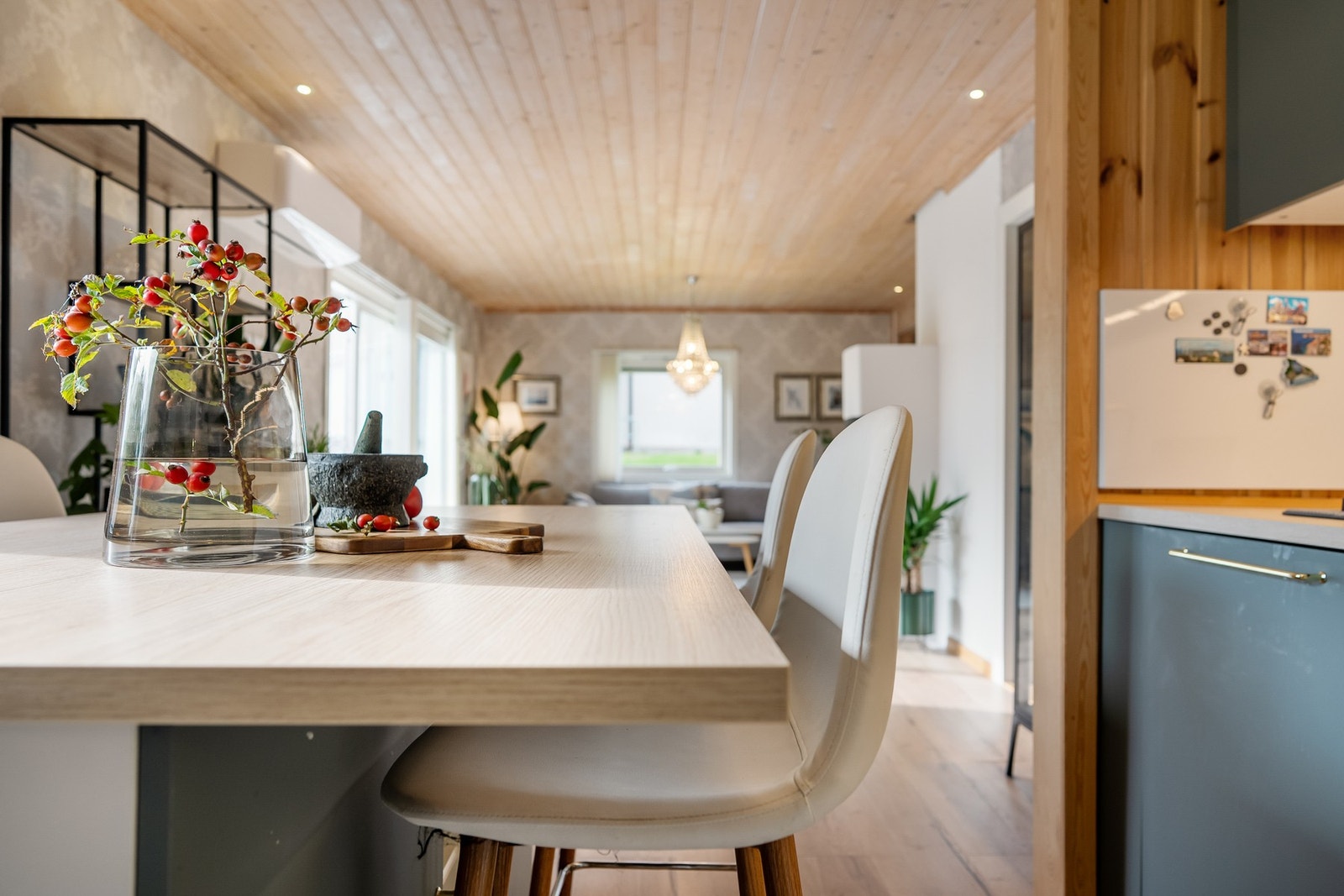 Fra kjøkkenet inn mot stuen. Galleribilde