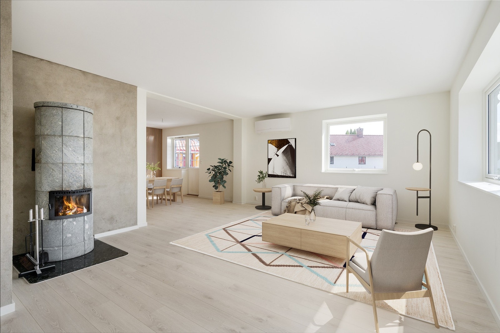 Lys og nylig oppusset stue. Hele boligen er isolert, samt nyere ildsted og varmepumper i boligen. Galleribilde