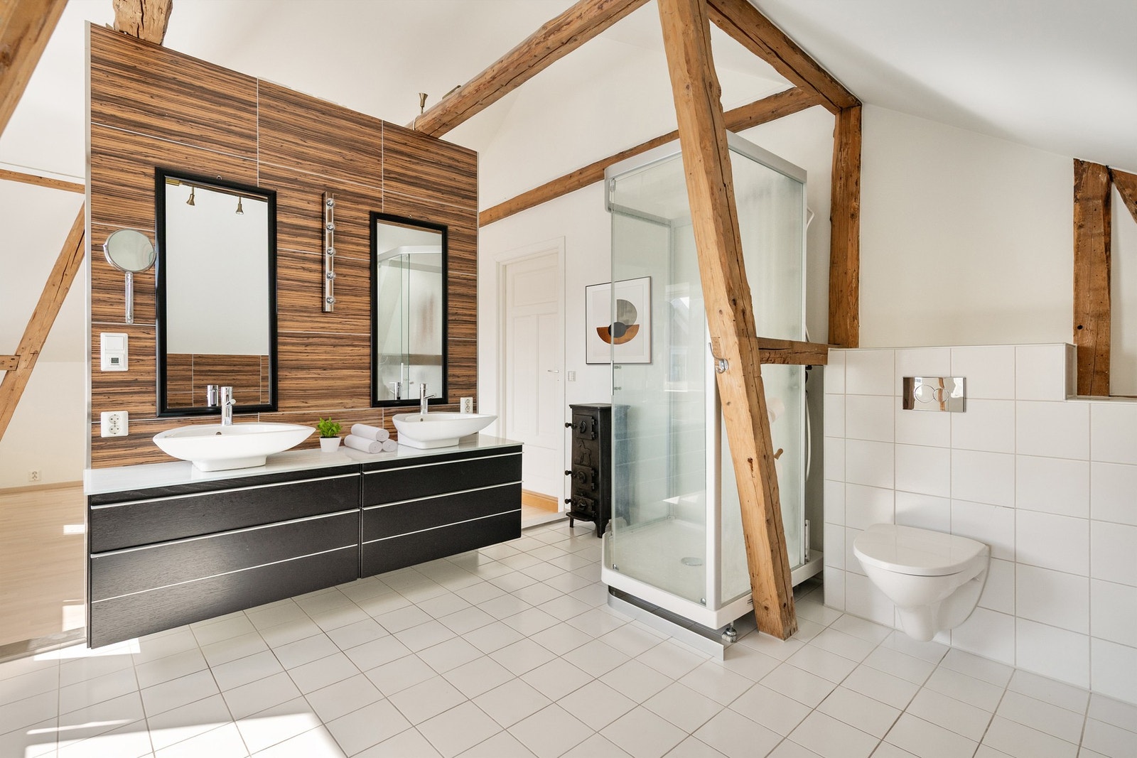 Stor baderomsavdeling tilhørende hovedsoverom. Galleribilde