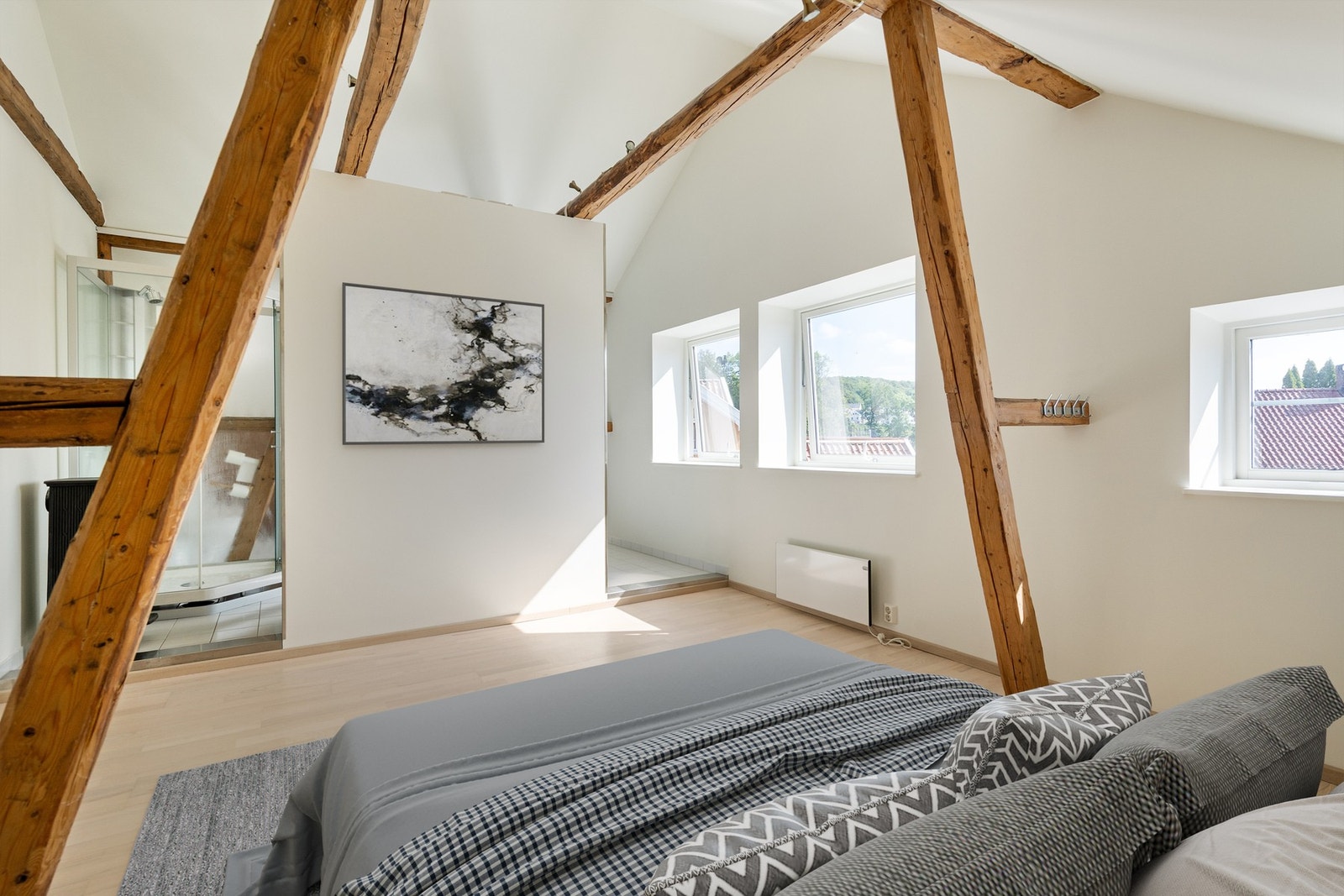 Hovedsoverommet er også oppusset. Det er tilgang til eget bad med delvis åpen løsning. Galleribilde