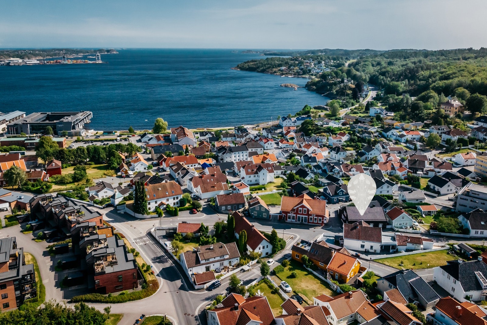 Eneboligen ligger kun et steinkast fra sjøen. Batteristranda ligger i tøffelavstand fra boligen. Galleribilde