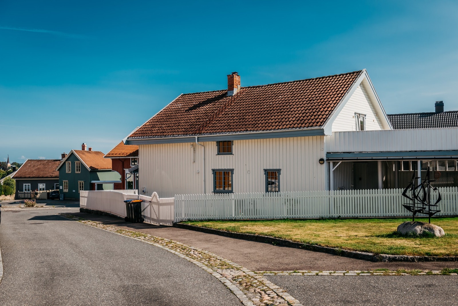 Dette er en kraftig oppgradert enebolig i meget attraktivt boligområde. Galleribilde