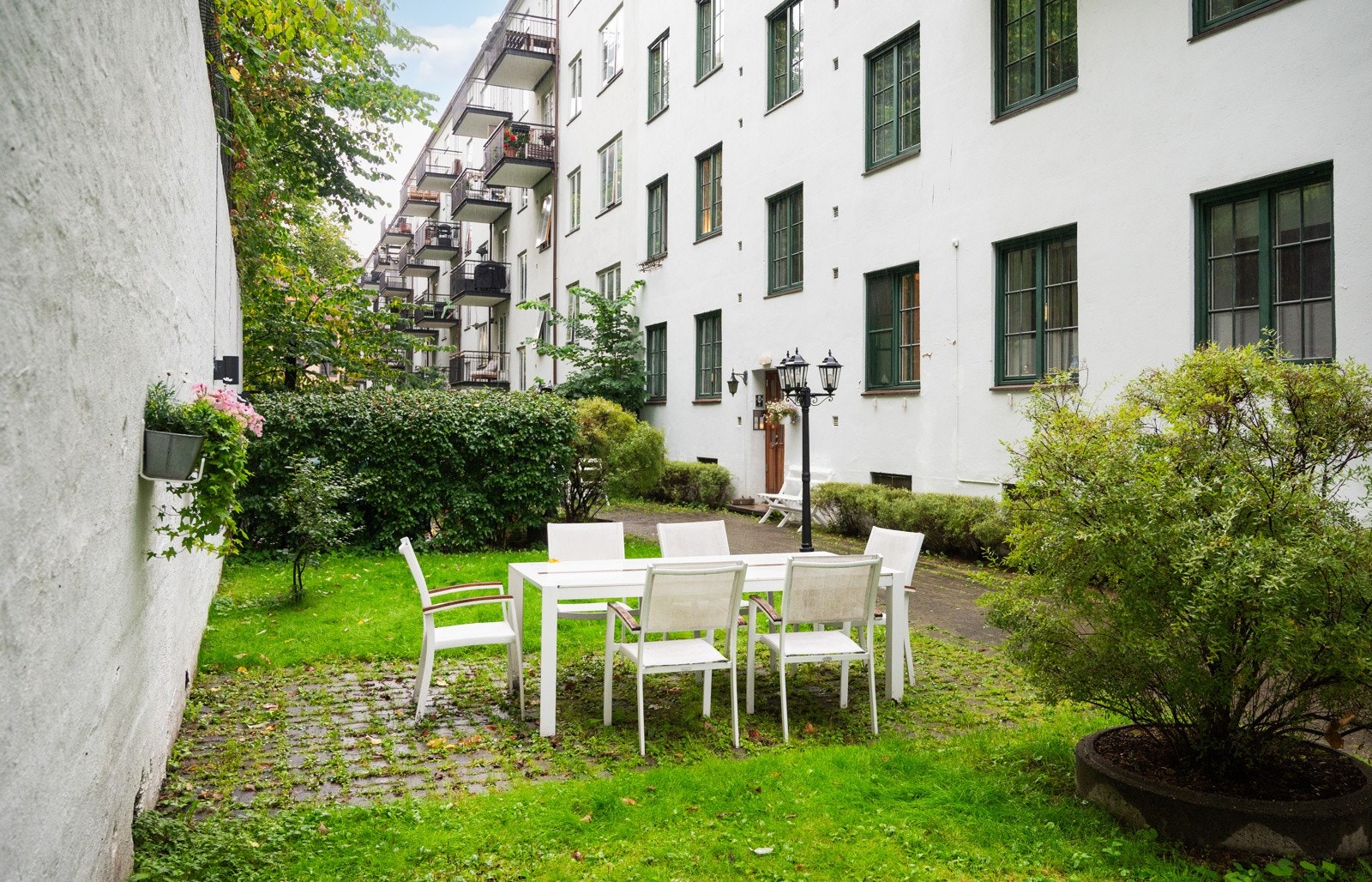 Gården har også en koselig bakgård, hvor man kan nye hyggelige solskinnsdager! Galleribilde