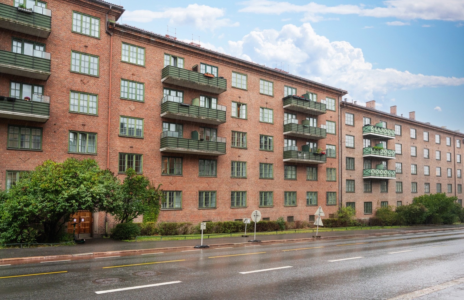 Rett nedenfor leiligheten ligger hyggelige Alexander Kiellands Plass med spisesteder, kaféer, vinmonopol, apotek, matvareforretning, m.m. Galleribilde