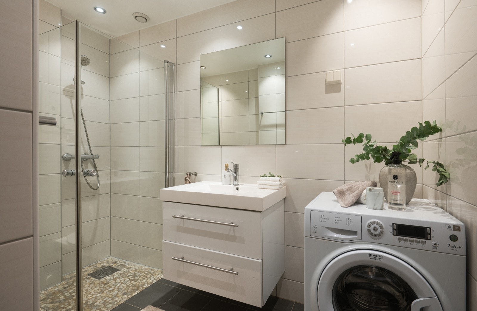 Badet ble oppusset i 2015 og fremstår som moderne med fliser på gulv og vegger samt varmekabler som gir ekstra komfort Galleribilde