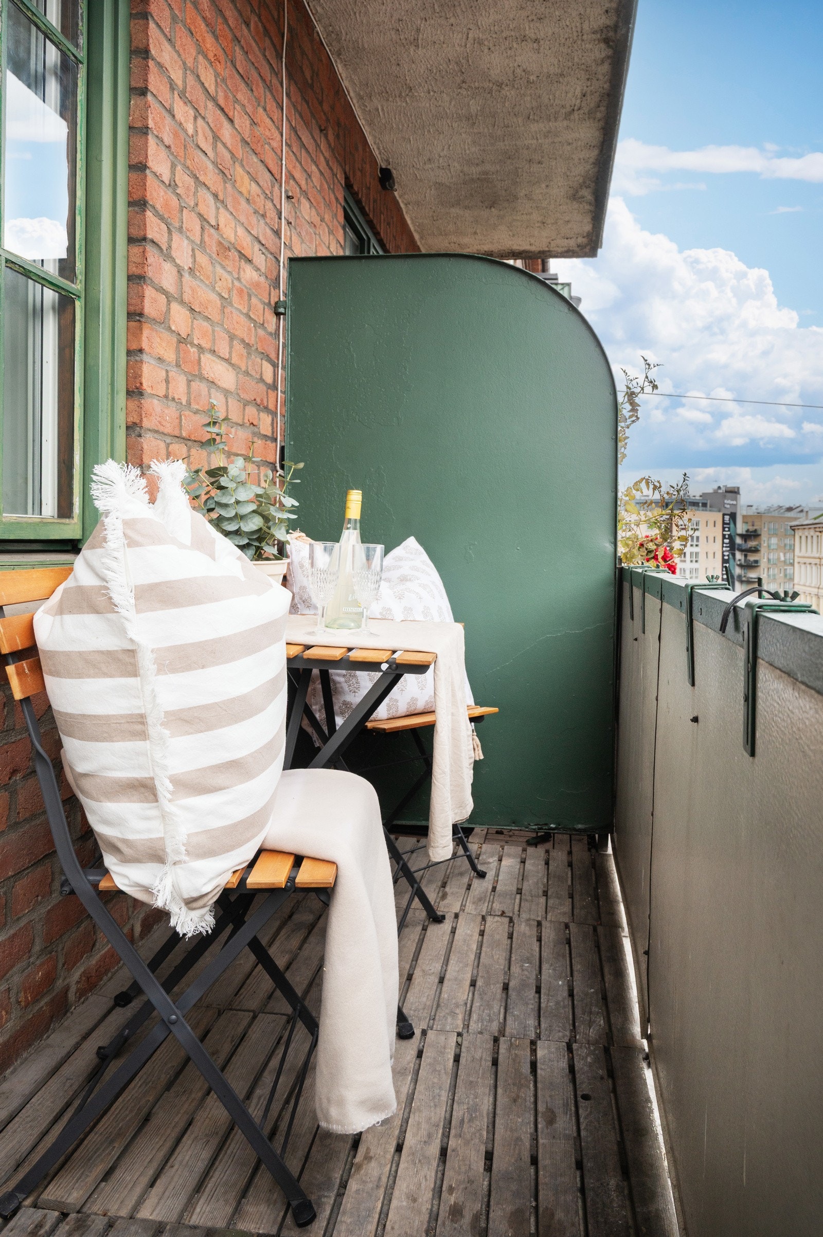 Sydøstvendt balkong på ca. 3 m² med utgang fra hovedsoverom. Balkongen gir en hyggelig uteplass hvor man kan nyte solen fra morgenstunden og utover dagen. Galleribilde