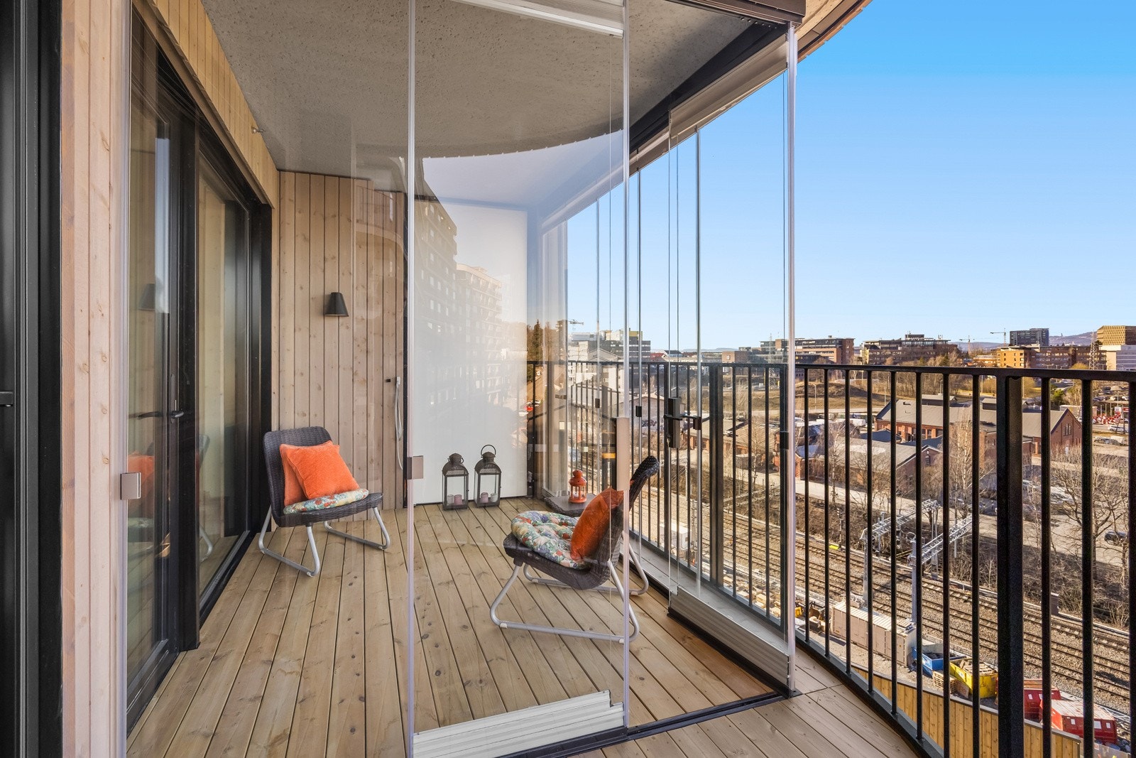 Kombinasjonen av innglasset balkong og åpen balkong forlenger balkongsesongen, samtidig som at du kan nyte frisk luft på de varmeste sommerdagene! Galleribilde