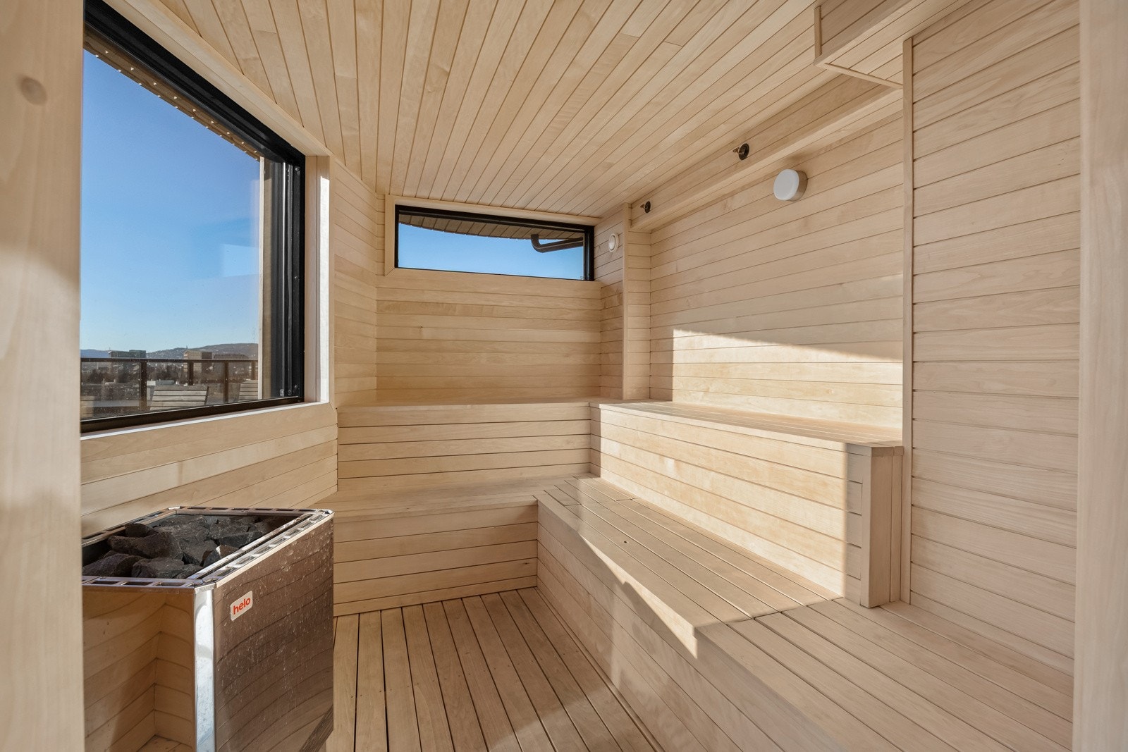 I bygg B kan du nyte saunaen i Damphuset, eller nyte solen i en solseng med nydelig utsikt over byen. Galleribilde