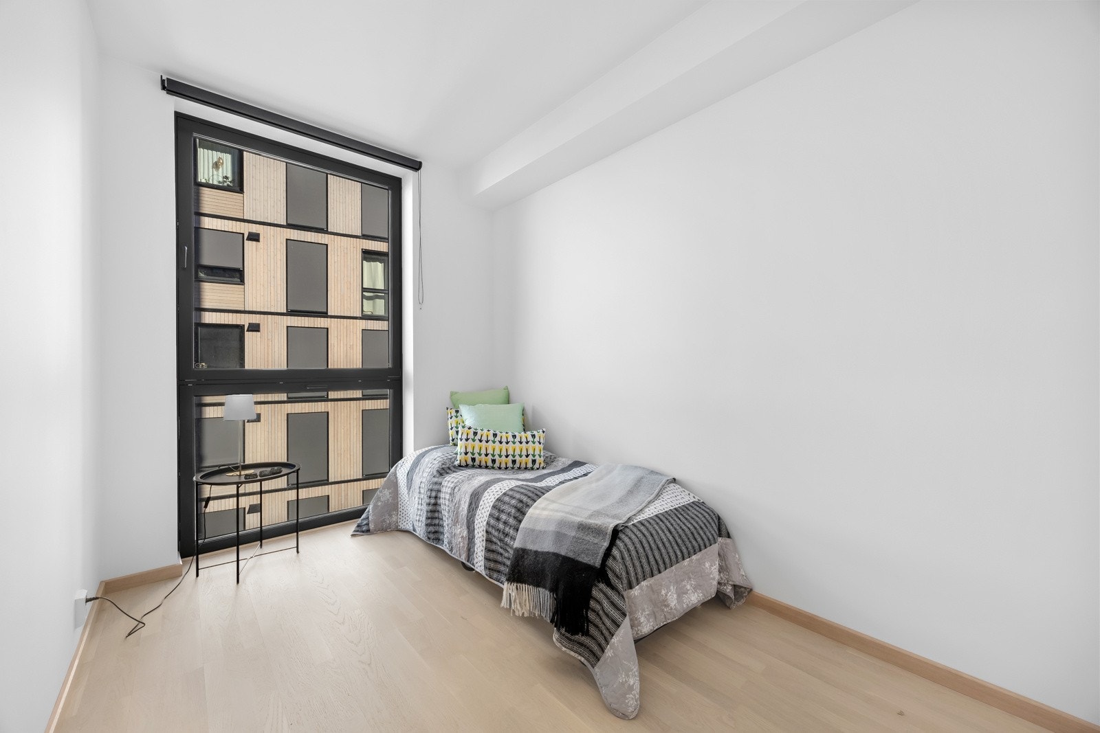 Soverom ll har god plass til seng, nattbord og garderobe. Galleribilde