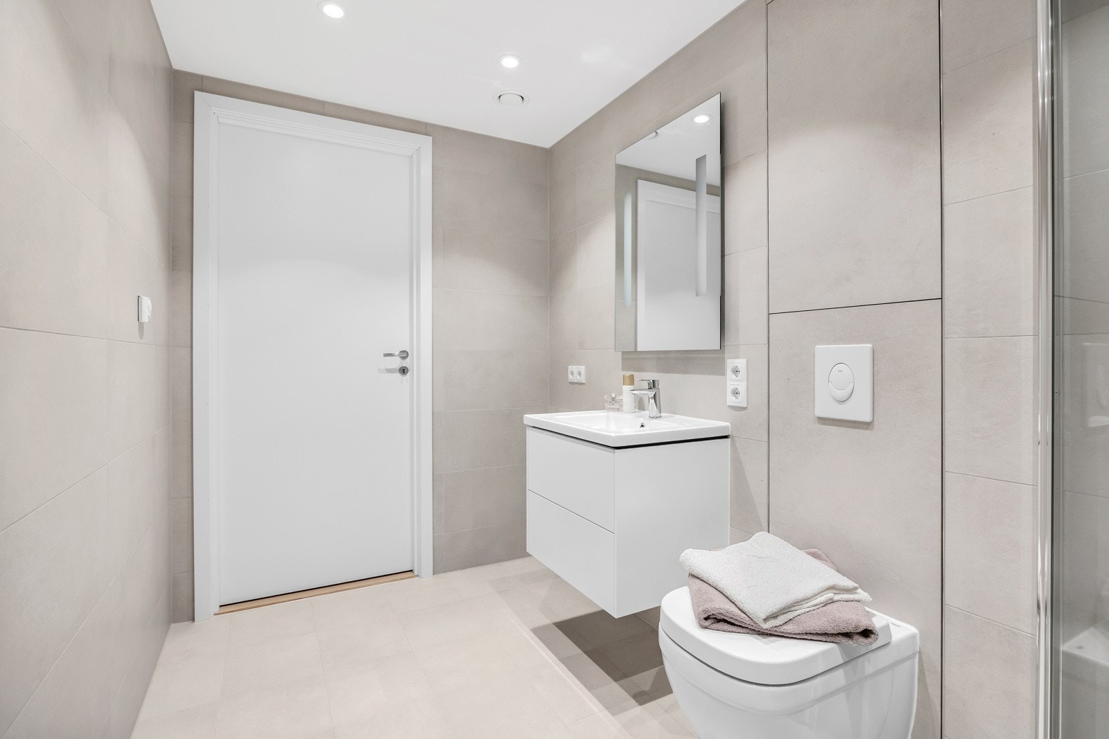 Baderommet er utstyrt med veggfestet klosett med innebygget sisterne, servant i helstøpt plate og dusj med dusjdører i herdet glass. Det er i tillegg opplegg for vaskemaskin, så her har du alt du trenger på baderommet! Galleribilde