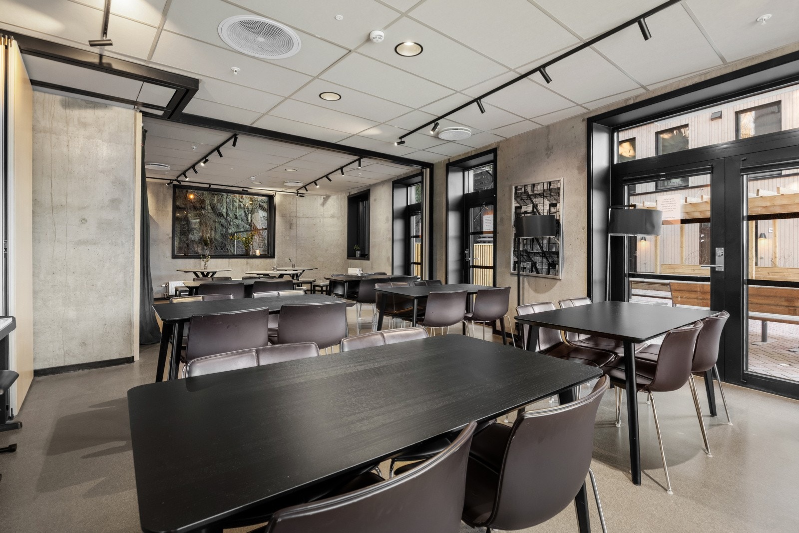 Videre er det laget et stort selskapslokale som kan bookes til private selskaper, eller delta på arrangementer som vaffelsøndag og fotballkamp. Galleribilde