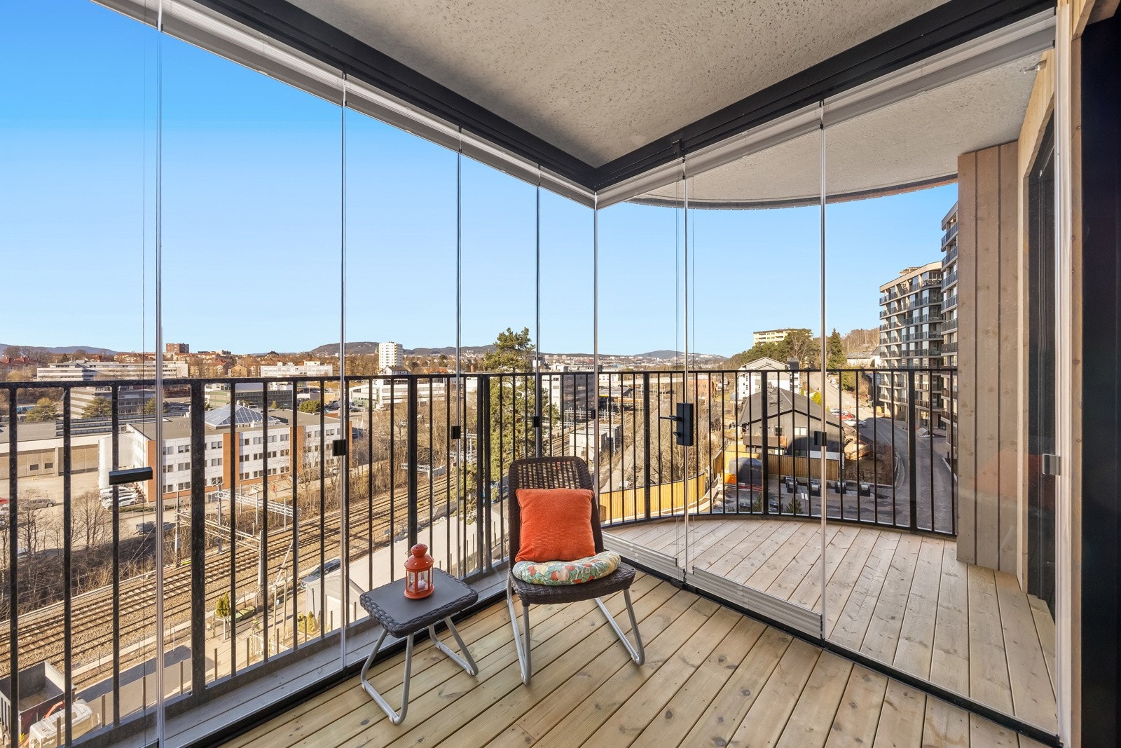 På sommeren forlenges stuen med en herlig uteplass på hele 10 kvm. 7 kvm inngasset balkong, samt 3 kvm åpen balkong. Galleribilde