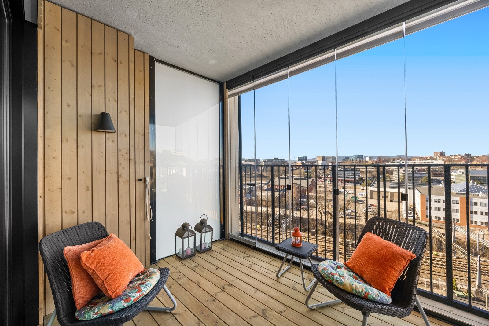 Det er god plass til sittegruppe, beplantning og grill, så her ligger alt til rette for å nyte lange sommerdager utendørs. Galleribilde