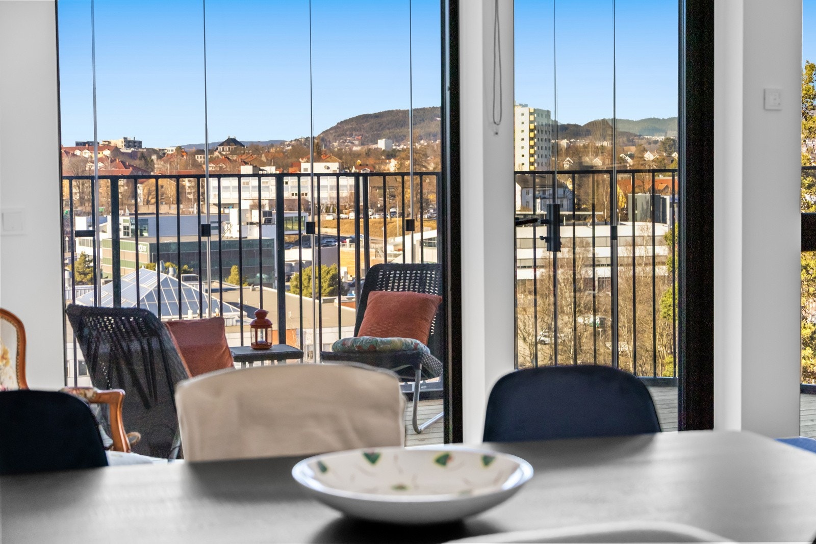 Boligen oppvarmes via vannbåren gulvvarme tilknyttet felles varmeanlegg. Galleribilde