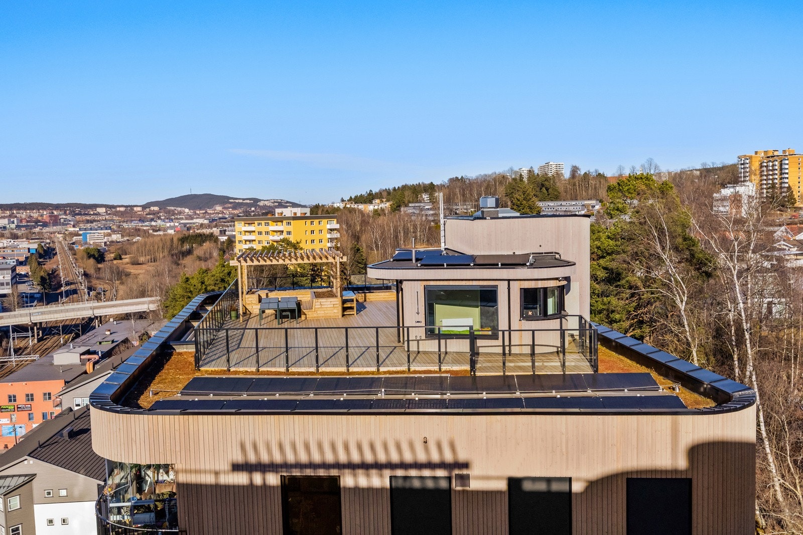 Sist men ikke minst er det bygget et innendørs treningsrom på takterrassen i blokk D. Her kan du møte dine spreke naboer, og trene når du måtte ønske. Galleribilde