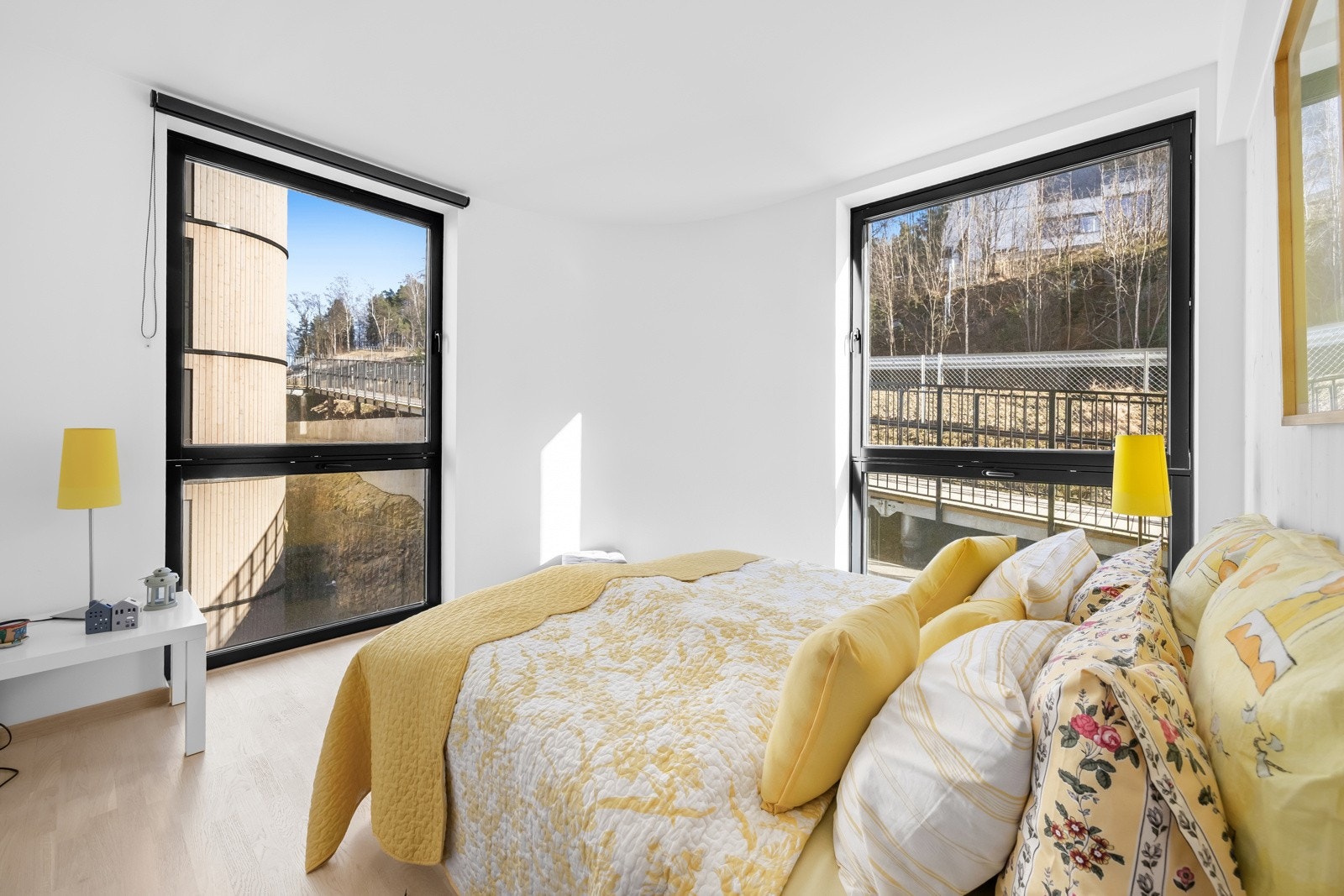 På hovedsoverommet er det god plass til dobbeltseng, nattbord samt walk-in med muligheter for god oppbevaring. Galleribilde