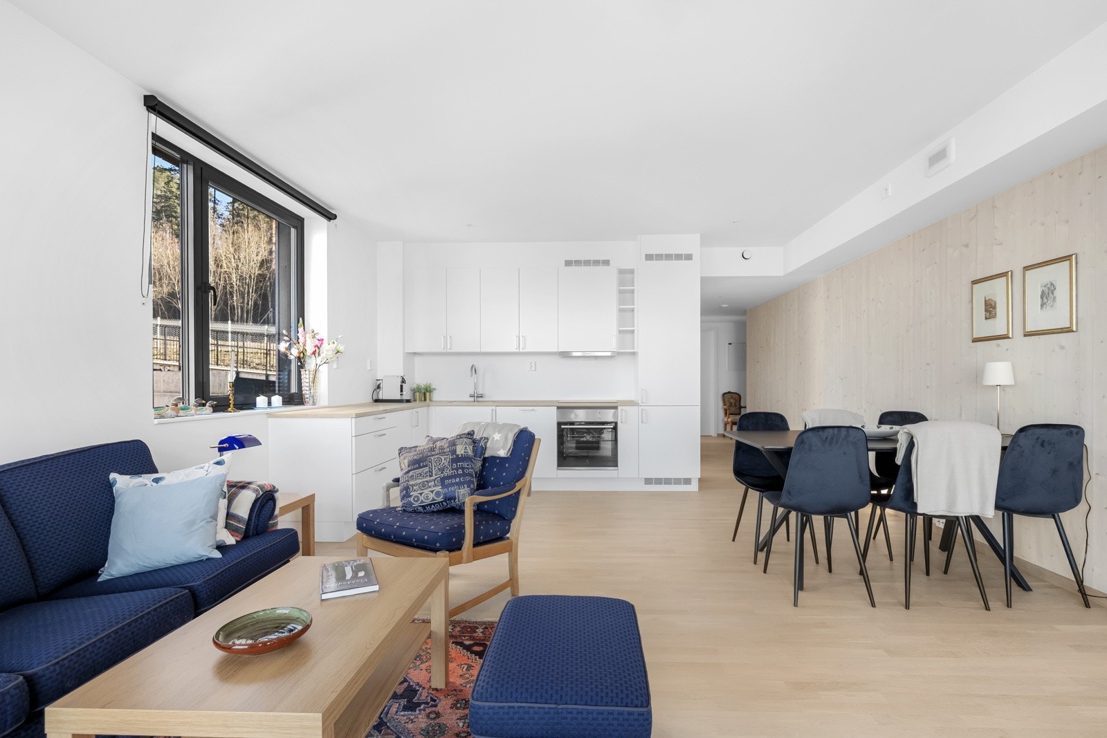 Stuen byr på gode møbleringsmuligheter med en naturlig plass til sofagruppe, spisebord og TV med tilhørende møblement. Galleribilde