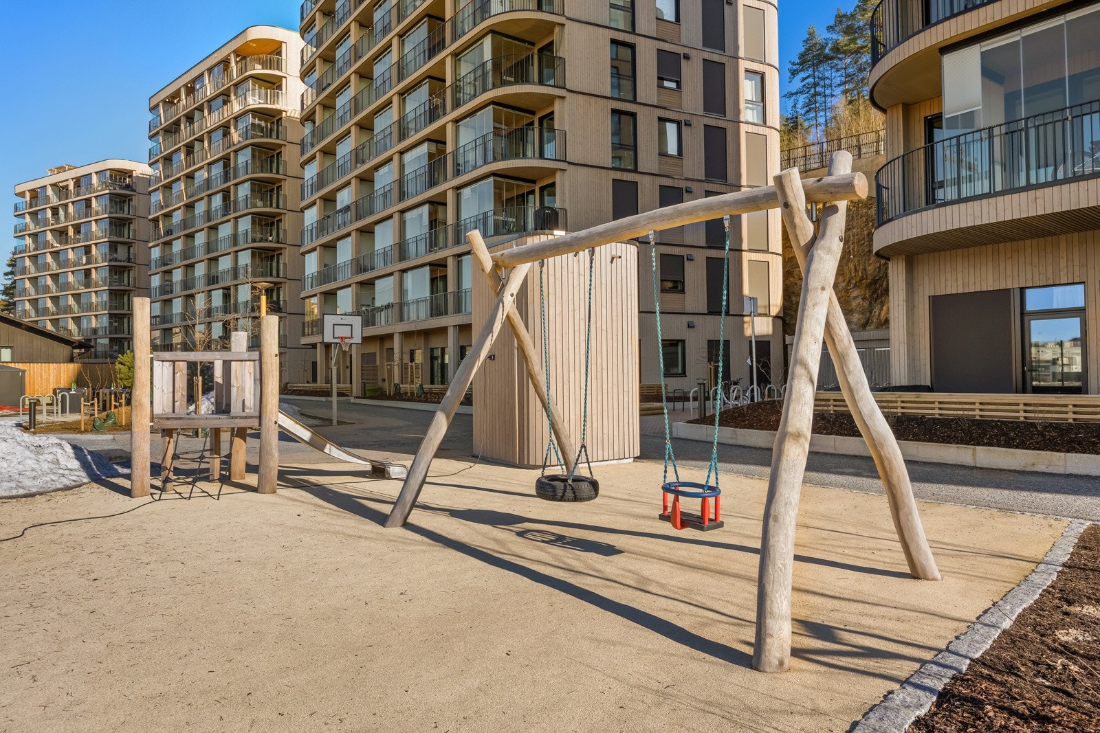 På bakkeplan finner man flere lekeområder med blant annet naturlekeplass. Galleribilde