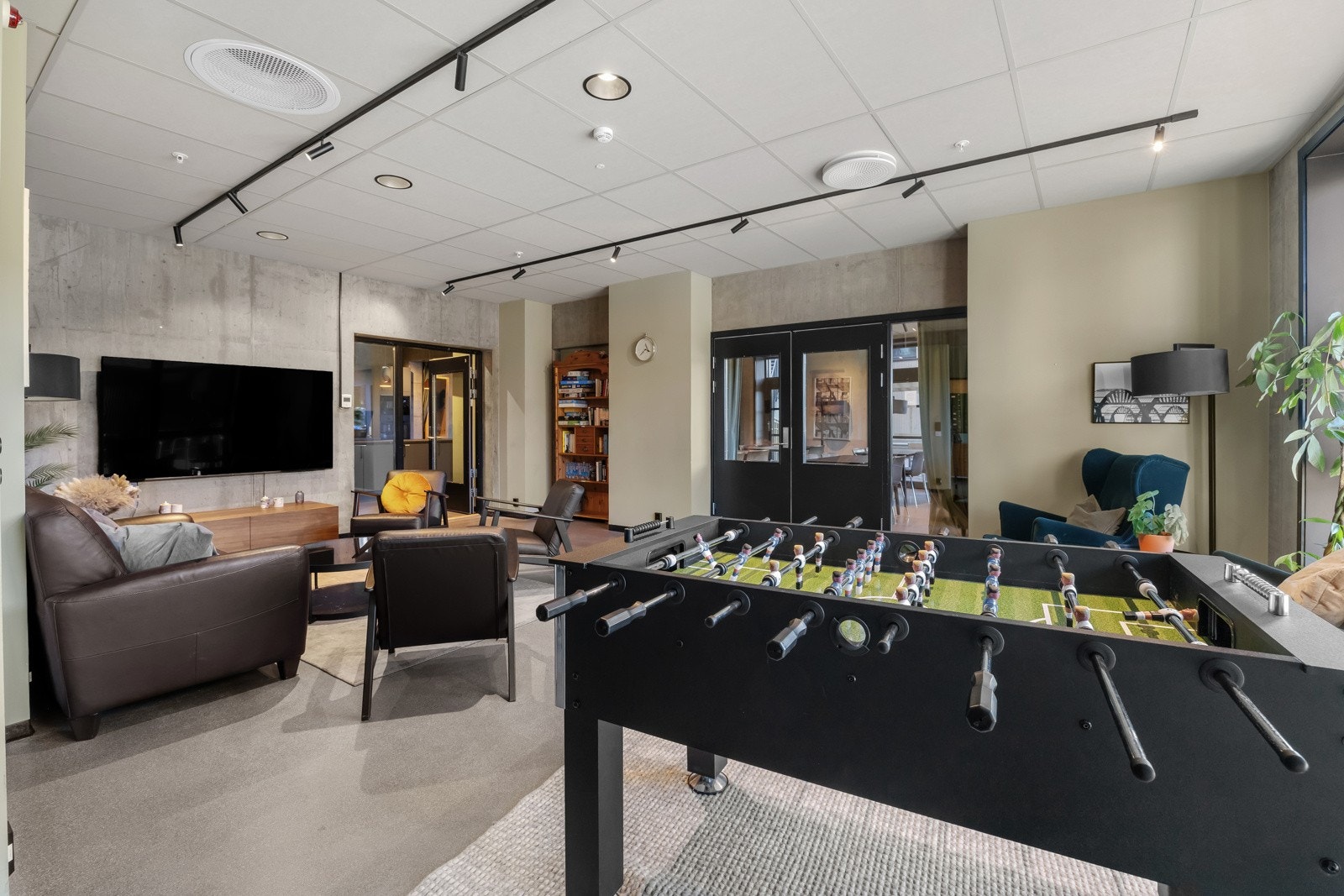 Lokalet er blant annet utstyrt med kjøkken, sittegrupper, og TV Galleribilde