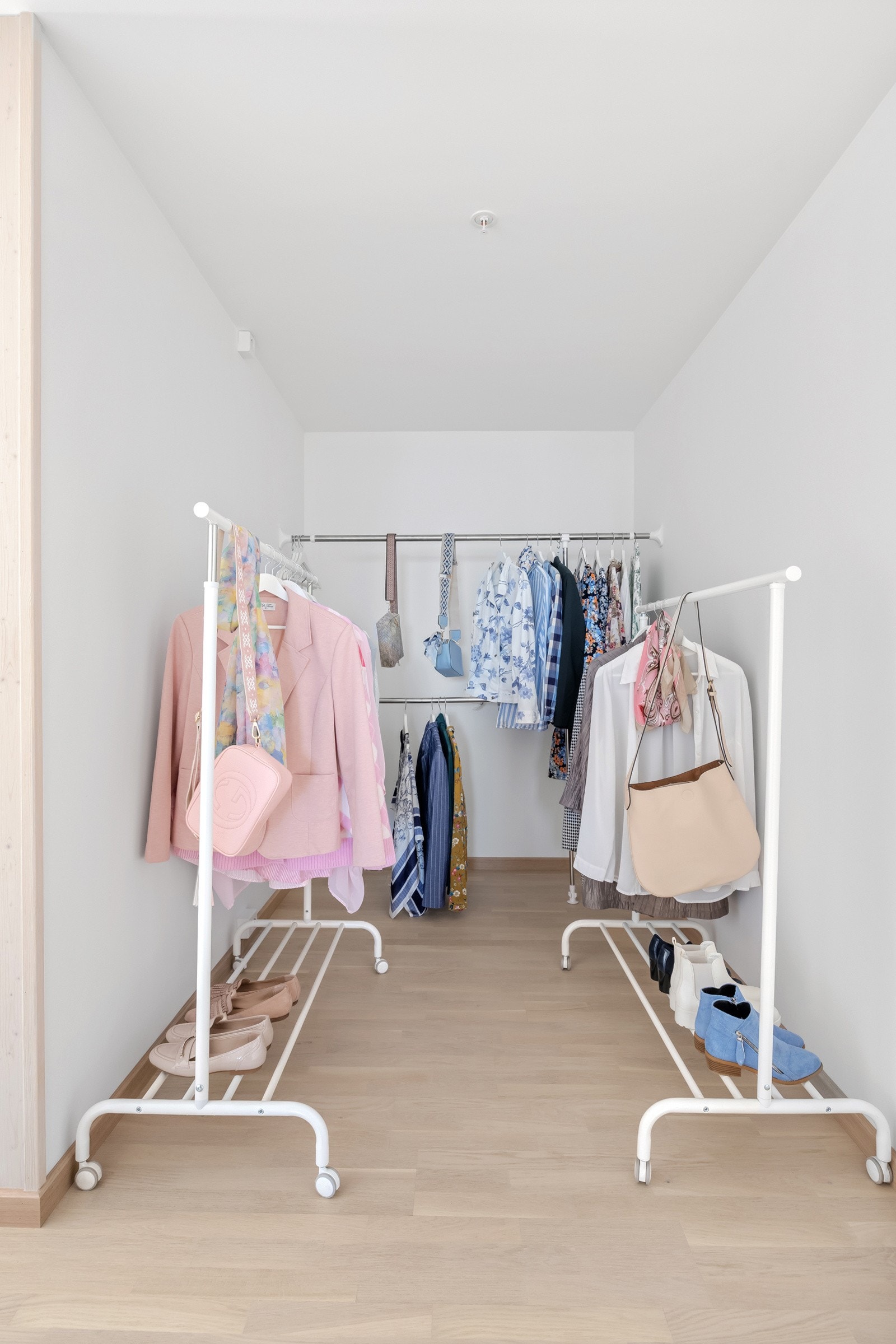 Walk-in med muligheter for gode oppbevaringsløsninger. Galleribilde