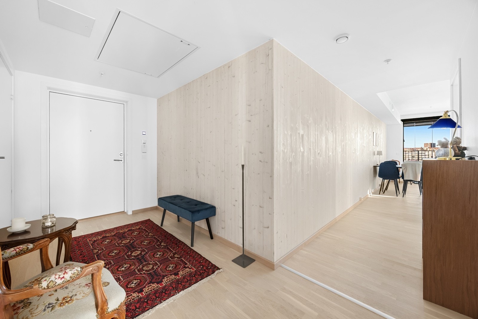 Du ønskes velkommen inn i en romslig og innbydende entré, med muligheter for gode oppbevaringsløsninger. Galleribilde