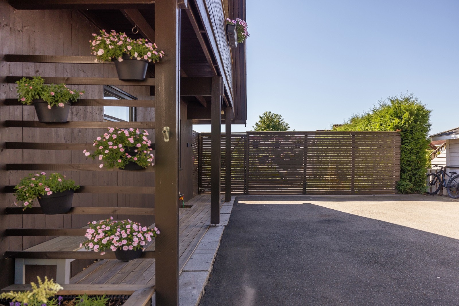 Gode muligheter for parkering på egen tomt. Galleribilde