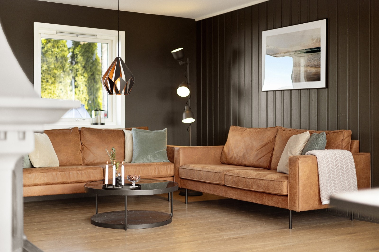 Flott parkett på gulv og vegger malt i en dus fargetone. Galleribilde